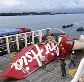 Máy bay AirAsia phát nổ trước khi rơi xuống biển