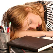 5 bệnh dễ mắc nếu thường xuyên ngủ gục đầu trên bàn