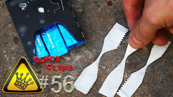 Cắt vát chéo sao cho phần giữa của giấy gói kẹo mảnh và nhỏ khoảng 2mm. Video: Cách tạo lửa siêu dễ với vỏ kẹo cao su