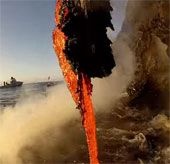 Video: Dung nham đổ xuống đại dương