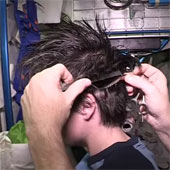 Video: Phi hành gia cắt tóc trong vũ trụ như thế nào?