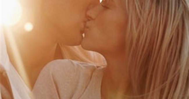 Phát hiện gây sock: Con người không thể ngừng "hôn nhau"