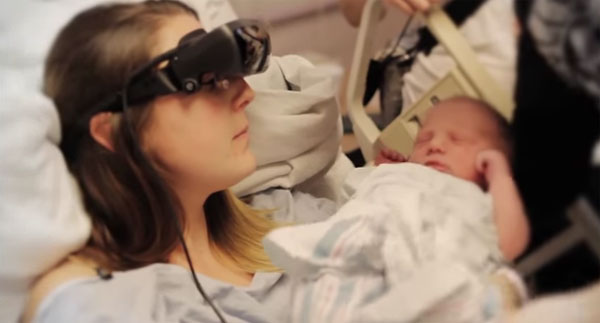 Video: Giây phút mẹ khiếm thị lần đầu nhìn thấy con trai