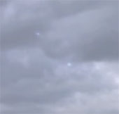 Video: Vật thể lạ nhấp nháy trên bầu trời Anh