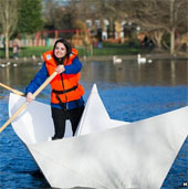 Video: Thuyền giấy có thể chở người nổi trên hồ