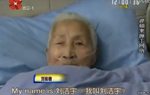 Cụ già Trung Quốc chỉ nói tiếng Anh sau đột quỵ