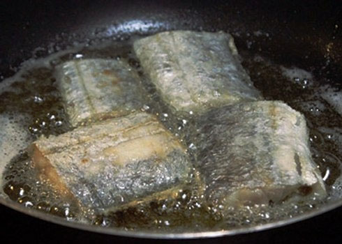 Hướng dẫn cách rán cá tránh bệnh ung thư