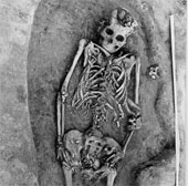 Hài cốt người mẹ và hai đứa con hơn 7.000 năm tuổi