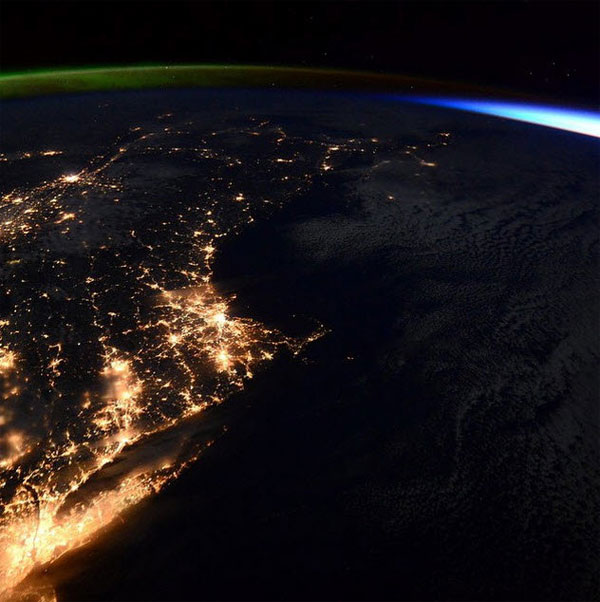 Bắc cực quang "chạm trán" bình minh Video: Bắc cực quang tuyệt đẹp từ vũ trụ