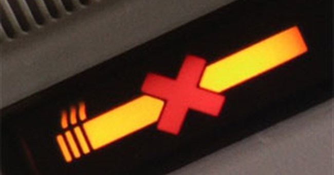 Vì sao có quy định không được hút thuốc ở trên máy bay?