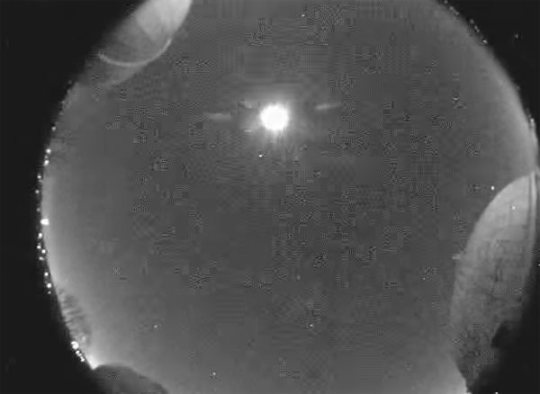 Video: Thiên thạch khổng lồ lướt qua bầu trời Mỹ