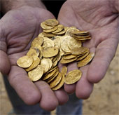 Israel: Tìm thấy 6kg tiền vàng cổ dưới biển