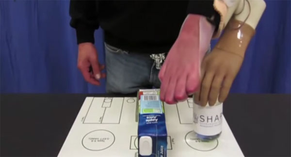 Video: Bệnh nhân Áo dùng ý nghĩ điều khiển tay giả