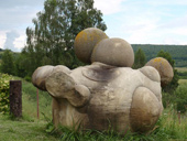 Hòn đá kỳ lạ lớn lên như nấm sau mưa