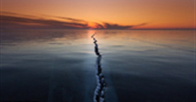 Vết nứt kỳ bí giữa hồ nước ngọt lớn nhất thế giới