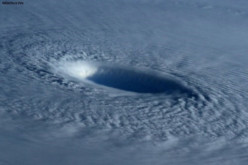 Kinh hoàng hình ảnh siêu bão Maysak