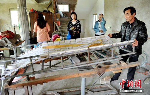 Nông dân Trung Quốc chế giường chữa khỏi sỏi thận cho vợ