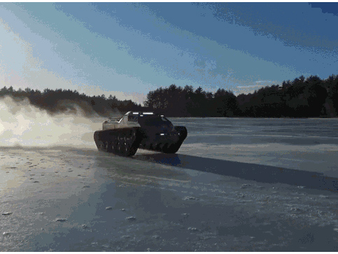 Màn trình diễn ấn tượng của cỗ xe tăng trên mặt hồ đóng băng