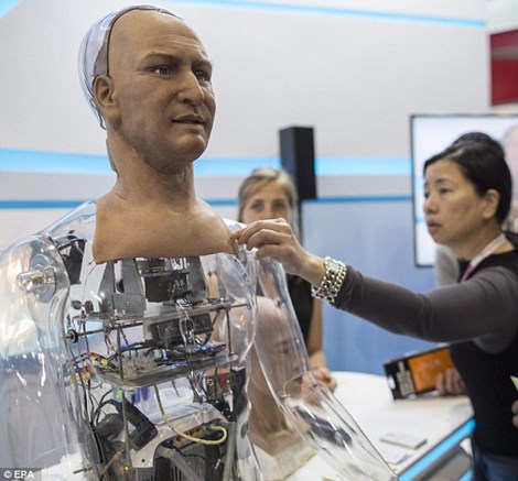 Robot giống y hệt người thật