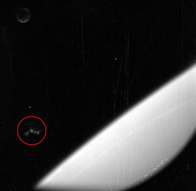 Phát hiện UFO trong bức ảnh không gian cũ