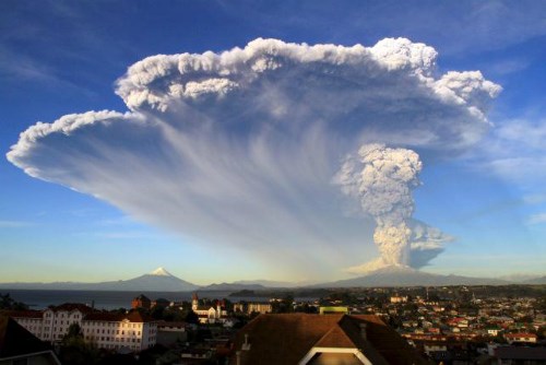 Núi lửa phun trào sau 50 năm, Chile sơ tán dân