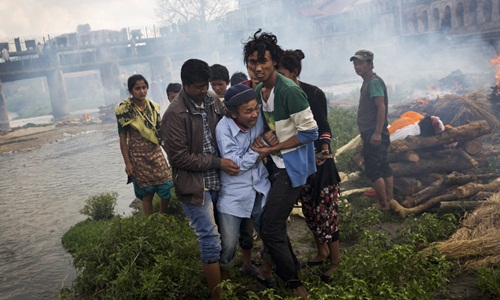 Gần 2.500 người chết vì động đất, Nepal hỗn loạn