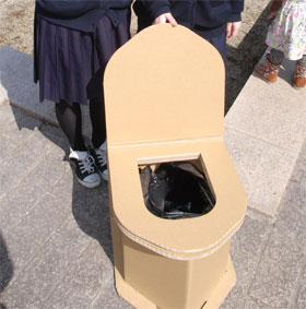 Phát minh "toilet khẩn cấp" của học sinh Nhật Bản