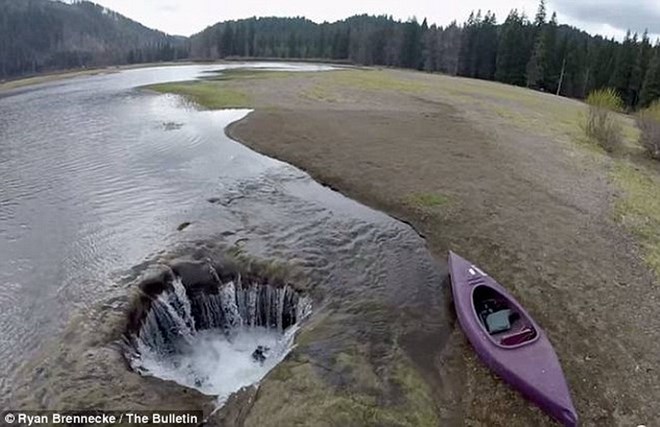 Bí mật chưa có lời giải dưới lòng hồ Lost ở Oregon 