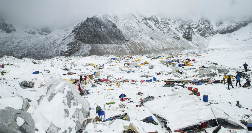 Tìm thấy 100 thi thể bị tuyết lở chôn vùi ở Nepal
