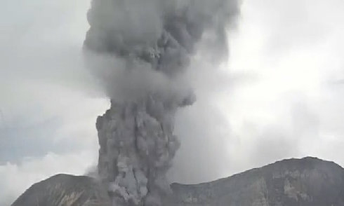 Núi lửa Turrialba phun cột tro bụi gần 2 km