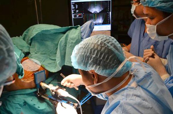 Lần đầu tiên cấy hạt phóng xạ điều trị ung thư thành công tại Việt Nam