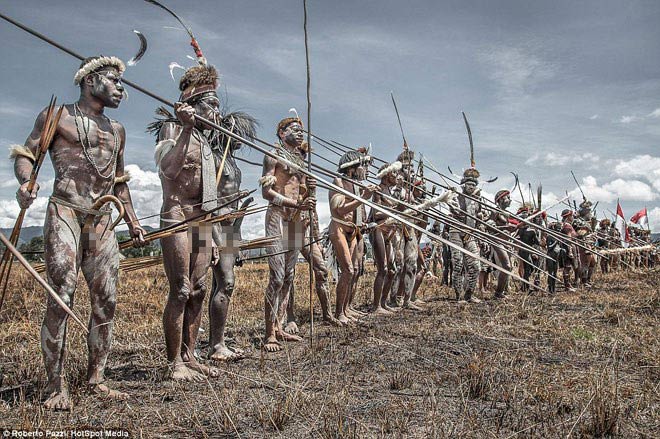Bộ lạc sống kiểu “ăn lông ở lỗ” ở Indonesia