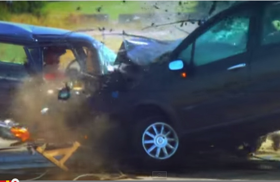 Chuyện gì xảy ra khi một chiếc ô tô đâm đầu với tốc độ 192 km/h