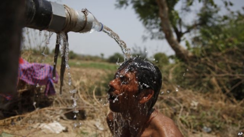 Gần 300 người chết do nắng nóng ở Ấn Độ