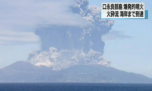 Video: Núi lửa phun trào tạo cột khói cao 9.000 m tại Nhật bản