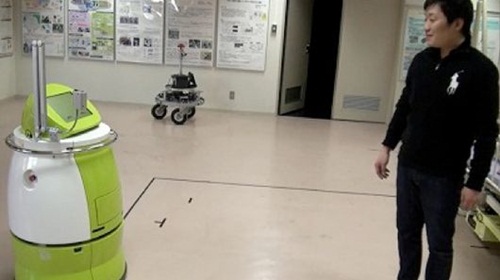 Nhật Bản chế tạo robot tự hành thay thế xe đẩy y tế