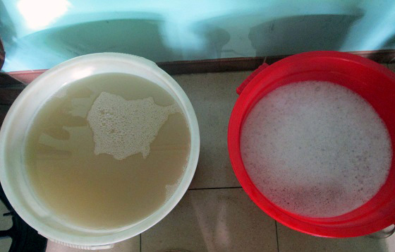 Cả phố dùng nước rửa bát chế từ... rác thải