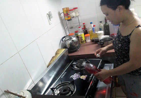 Cả phố dùng nước rửa bát chế từ... rác thải