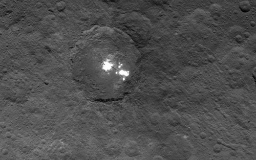 Cận cảnh đốm sáng bí ẩn trên tiểu hành tinh Ceres