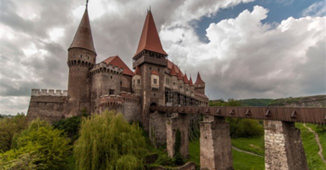 Câu chuyện rùng rợn về lâu đài ma cà rồng ở Transylvania