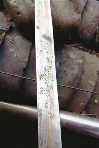 Nông dân Trung Quốc dùng gươm cổ 300 tuổi thái rau