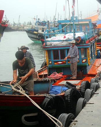 Ngư dân miền Trung chạy tránh bão