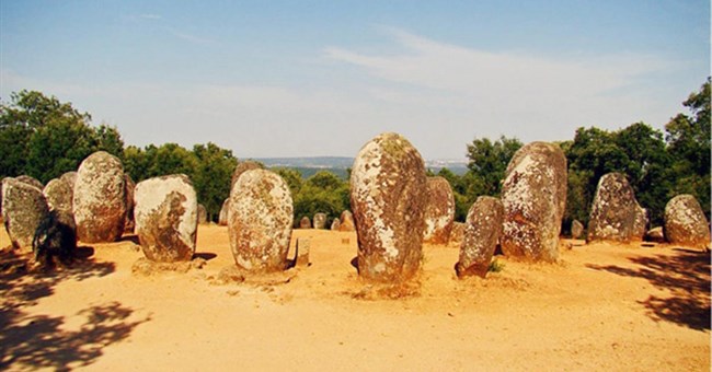 Vòng đá cromlec và truyền thuyết về những người phụ nữ thần bí