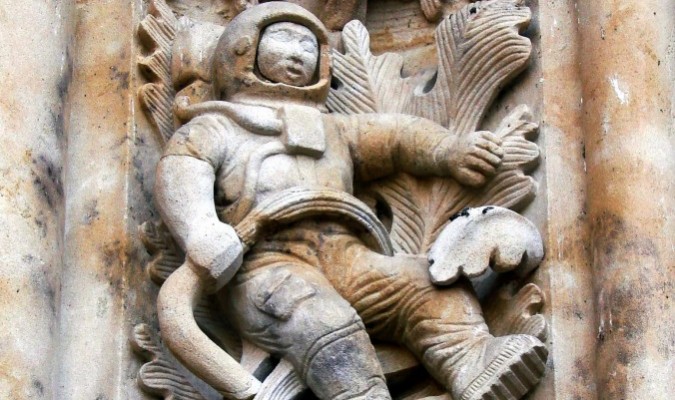 Bí ẩn hình chạm khắc phi hành gia tại nhà thờ Tây Ban Nha 300 tuổi