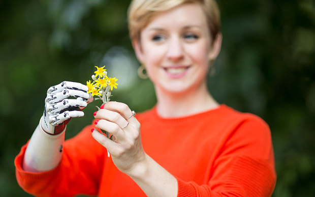 Chế tạo thành công tay robot cử động uyển chuyển như tay người thật