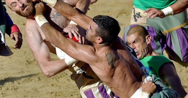 Lịch sử môn thể thao "bóng đấm đá" dã man nhất trên thế giới