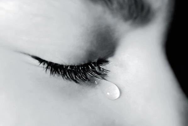 Nguyên nhân khóc quyết định thành phần của nước mắt