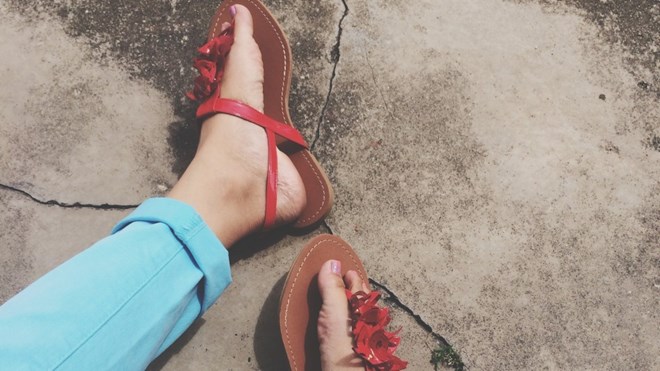 Giày thể thao, dép xỏ ngón, sandals đế bằng nguy hiểm cỡ nào?