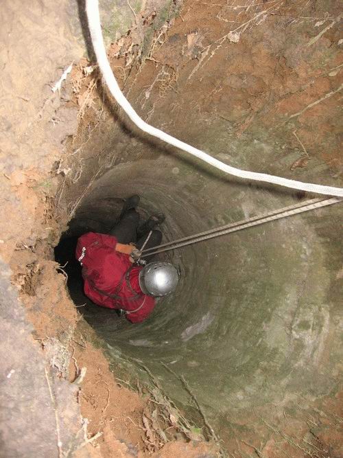Những chiếc hố sâu bí ẩn trong rừng rậm ở Nga