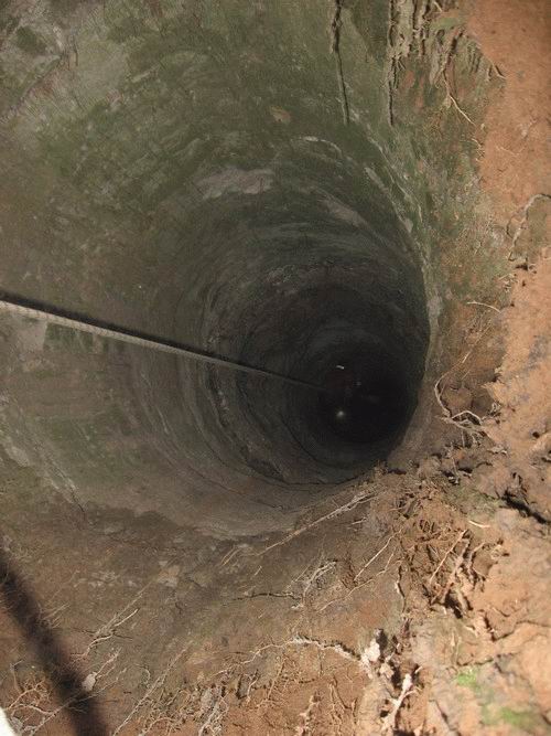 Những chiếc hố sâu bí ẩn trong rừng rậm ở Nga